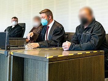 Die Angeklagten (2. v. l. und r.) im Prozess wegen fahrlässiger Tötung warten mit ihren Anwälten Maximilian Glabasnia (2. v. r.) und Thomas Gärtner auf den Verhandlungsbeginn.