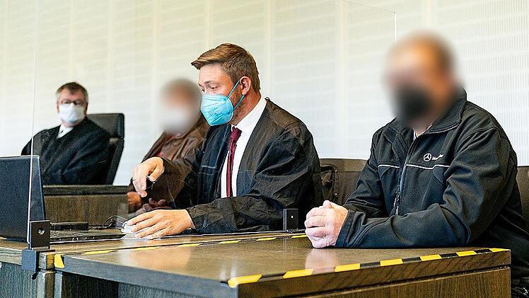 Die Angeklagten (2. v. l. und r.) im Prozess wegen fahrlässiger Tötung warten mit ihren Anwälten Maximilian Glabasnia (2. v. r.) und Thomas Gärtner auf den Verhandlungsbeginn.