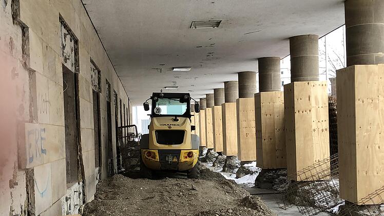 So sahen die Arkaden am früheren Telekomhaus im Februar 2021 aus, drei Monate nach dem Baustart.