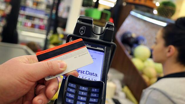 Kontaktlose Zahlung im Supermarkt: In diesen Fällen muss man die PIN eingeben