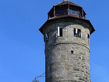 Der Burgfried ist das älteste Gebäude der Altenburg.