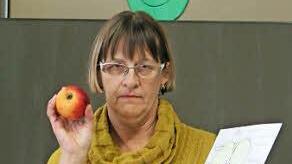 Christa Haagen hat die Äpfel von ihrer Streuobstwiese mitgebracht. Foto: Christiane Lehmann