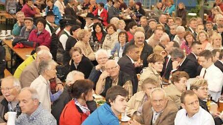 Das Festzelt ist beim Signalsteinfest voll besetzt.