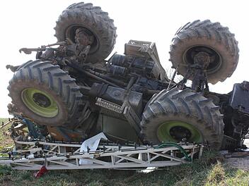 Kaum zu glauben, dass der Fahrer dieses Traktors keine schweren Verletzungen erlitt.  Foto: Robert Huger