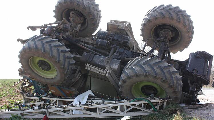 Kaum zu glauben, dass der Fahrer dieses Traktors keine schweren Verletzungen erlitt.  Foto: Robert Huger