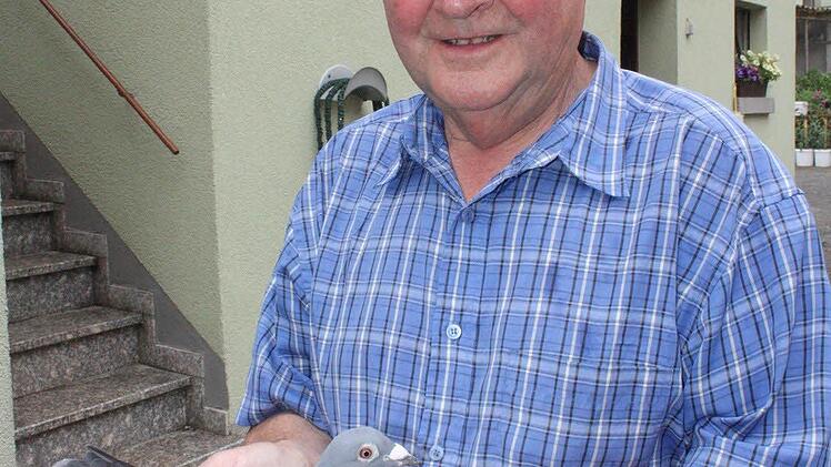 Züchter Theo Tüchert mit seiner erfolgreichen Taube.  Foto: Arnold Nöth