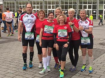 Chris Heller, Sonja Witterauf, Marina Schwarz, Sonja Münch, Tanja Reinhard, Grit Roth und Thilo Matuschek (von links) vom ASC Marktrodach meisterten den Frankfurt Marathon. Foto: privat