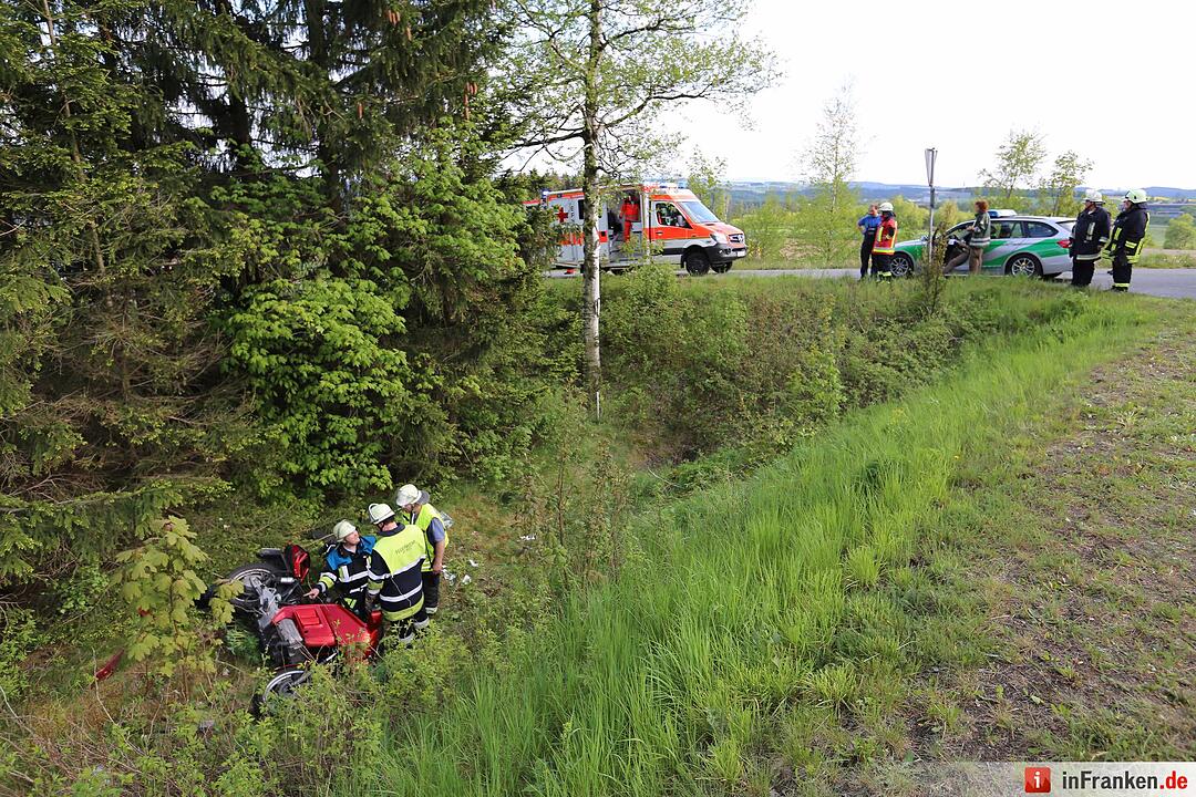 Motorradfahrer kommt von Fahrbahn ab und stuerzt Boeschung hinab