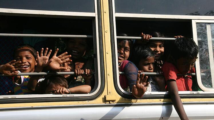 In Mumbai gibt es eine Schule auf Rädern, die zu den Kindern im Elendsviertel kommt. Bis zu 500 Kinder werden von Ordensschwestern unterrichtet und mit einer warmen Mahlzeit versorgt. Foto: Sonja Adam