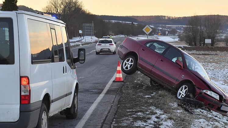 In Viereth im Landkreis Bamberg ist es zu einem Unfall gekommen. DIe Hauptstra&szlig;e musste komplett gesperrt werden. Foto: Ronald Rinklef