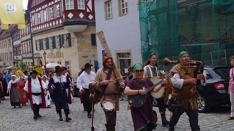 Die Teilnehmer zogen zum Historischen Wettkampf. Foto: Heike Sch&uuml;lein