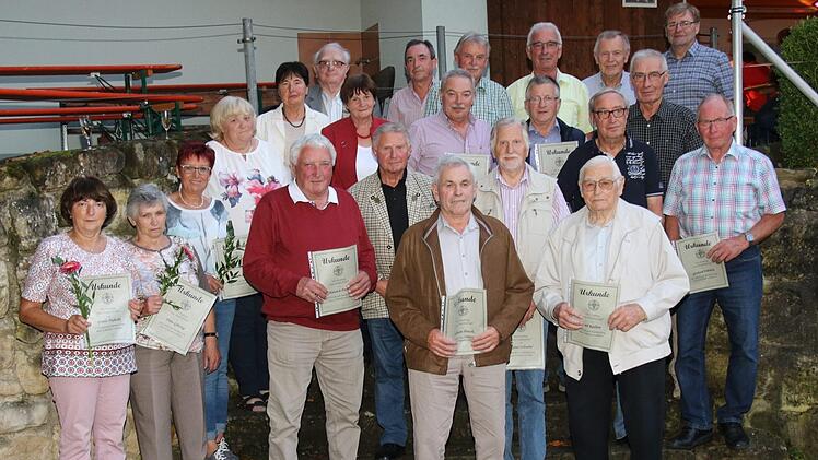 Der TV Neuses an den Eichen kann auf viele langjährige Mitglieder bauen. So wurden Mitglieder für 50, 60 ausgezeichnet. Karl Rädlein (vordere Reihe rechts) ist für 75 Jahre geehrt worden.  Fotos: Michael Stelzner