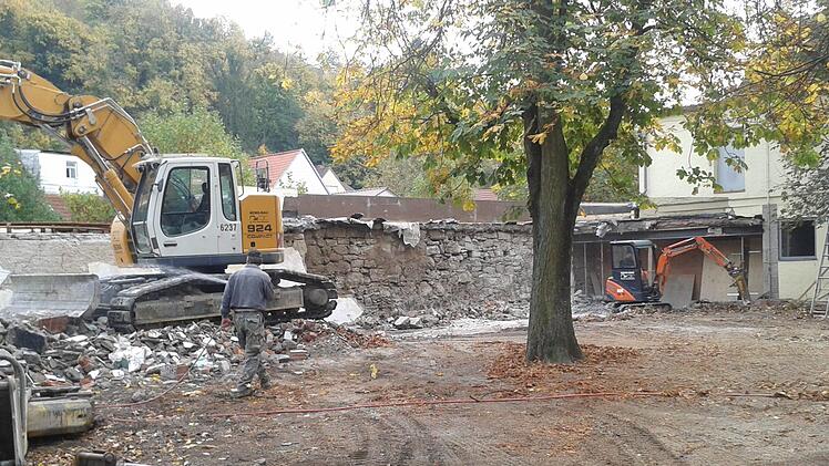 Da ist die Stadtmauer. Die muss jetzt noch restauriert werden.