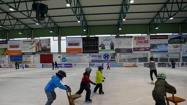 Freizeitspaß für Kids: Eislaufen in der Halle.Heike Beudert