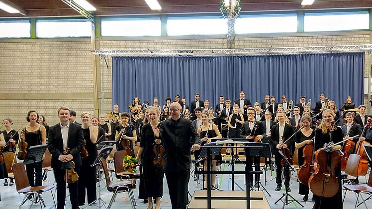 Begeisterten Beifall gab es beim Gastspiel des Jugendsymphonieorchesters Oberfranken in der Frankenhalle Neustadt. Umjubelte Solistin unter der Leitung von Till Fabian Weser war die junge Hornistin Sophia Reuter.Foto: Jochen Berger