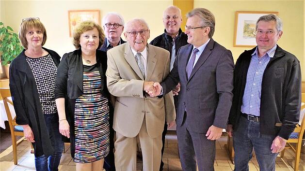 Bei der Gratulationscour von Rudi Kramp (von links): Hedwig Klinger, Tochter Elke, Schwiegersohn Otmar, Jubilar Kramp, Siegfried Wei&szlig;erth, B&uuml;rgermeister Rainer Detsch sowie Rudi Jaros  Foto: Gerd Fleischmann