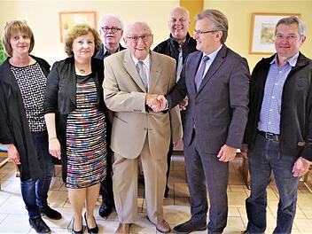 Bei der Gratulationscour von Rudi Kramp (von links): Hedwig Klinger, Tochter Elke, Schwiegersohn Otmar, Jubilar Kramp, Siegfried Weißerth, Bürgermeister Rainer Detsch sowie Rudi Jaros  Foto: Gerd Fleischmann