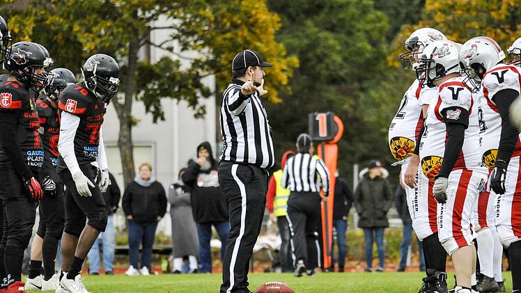 Bereitmachen fürs Coburger Football-Derby  zwischen den Black Dukes (li.) und den CoTrojans.  Hagen Lehmann