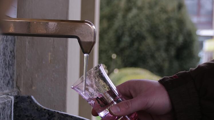 Gäste holen sich  in Bad Kissingen einen Schluck von der Rakoczyquelle.