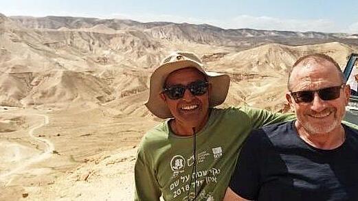 Edwin Metzler (rechts) hat viele Freunde und Bekannte in Israel. Hier war er mit einem Guide auf einer Negev-W&uuml;stentour. Bei der Europa-Union stand er Interessierten Rede und Antwort.
