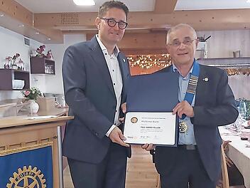 Der bisherige Präsident des Rotary Clubs Höchstadt, Harald Laubinger (links), überreicht dem Clubpräsidenten des neuen rotarischen Jahres, Waldemar Kurtz, seine Amtskette sowie dessen Ehrung mit der Paul-Harris-Fellow-Nadel samt Urkunde.