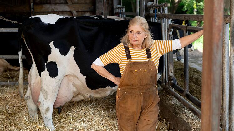Isabel (Sabine Postel) muss im Stall t&uuml;chtig anpacken.