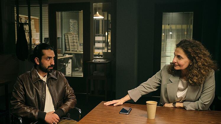 Die taffe Anw&auml;ltin Simin Nadjafi (Proschat Madani) best&auml;rkt ihren Mandanten Ramin Taremi (Omid Memar) darin, keine Aussage zu machen. Die Beweislage ist n&auml;mlich &auml;u&szlig;erst d&uuml;nn.