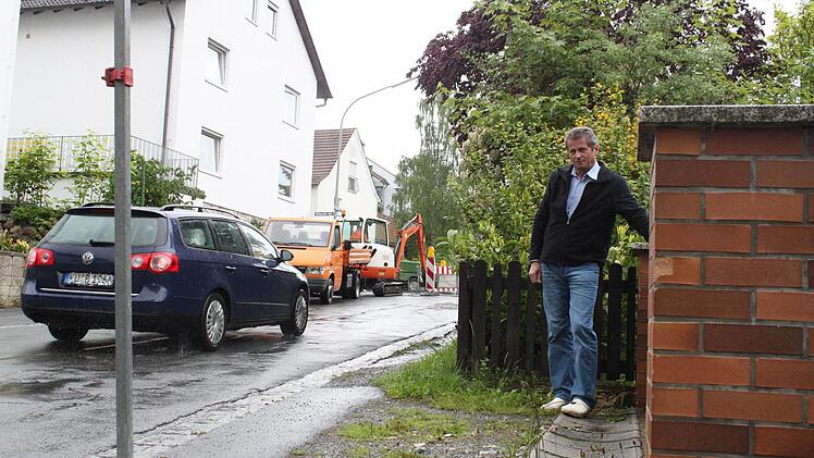 Schon einmal musste Helmut Reinhardt sein Grundstück auf einigen Metern verkleinern; davon zeugt der versetzte Verlauf des Gartenzauns. Im Zuge der neuen Ausbaupläne für die Mangersreuther Straße soll er sich nun an den Kosten beteiligen. Foto: Jochen Nützel