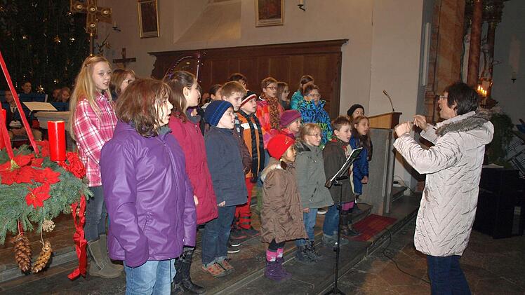 Freudig und munter sang der Kinder- und Jugendchor der Singschule, den Monika Schraut leitet.  Fotos: Wolfgang Ortloff
