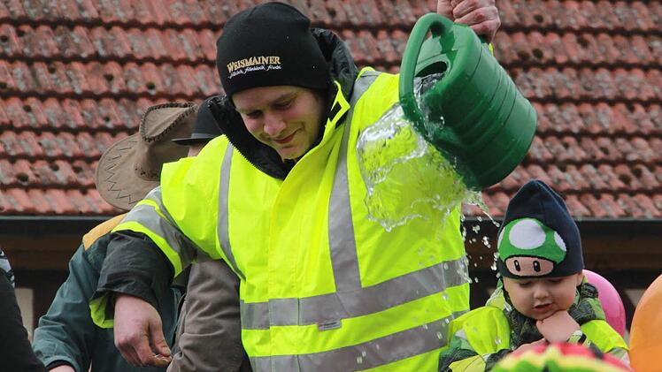 Wasser marsch! Dusche fürs Narrenvolk!