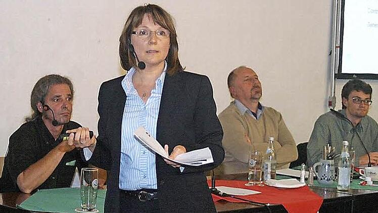 Die Rechtsanwältin Mechthild Bruche erläuterte auf der Versammlung das Insolvenzrecht, im Hintergrund (v. l.) das einzige noch verbliebene BSV-Präsidiumsmitglied Roland Lahme, Bürgermeister Andreas Galster und Steuerberater Markus Bohleber. Fotos: Dorothea Weiler