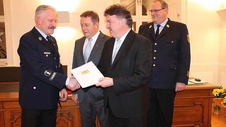 Für 40 Jahre aktiven Dienst bei der Freiwilligen Feuerwehr Kulmbach wird Manfred Täuber (links) mit dem Staatlichen Ehrenkreuz in Gold ausgezeichnet. Ihm gratulieren (von rechts) Kreisbrandrat Stefan Härtlein, Landrat Klaus Peter Söllner und Oberbürgermeister Henry Schramm.  Foto: Stephan Stöckel