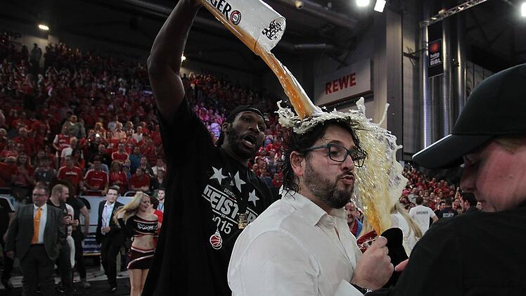 Ein Moment der Glückseligkeit: Die Brose Baskets sind nach einem Jahr des Umbruchs an der Spitze zurück und feiern die siebte Meisterschaft. Fotos: sportpress