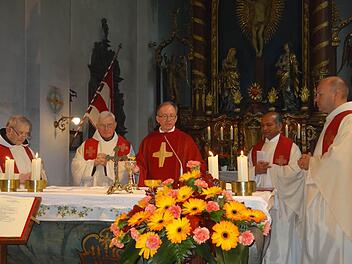 Das Fest der Kreuzerhöhung wurde in der Klosterkirche am Kreuzberg mit dem neuen Generalvikar der Diözese Würzburg, Thomas Keßler gefeiert. (von links): Pater Gero Kotschy, Pater Eberhard Sievers, Generalvikar Thomas Keßler, Kaplan Tomy aus Nesselbach und Pater Stanislaus Wentowski. Foto: Marion Eckert