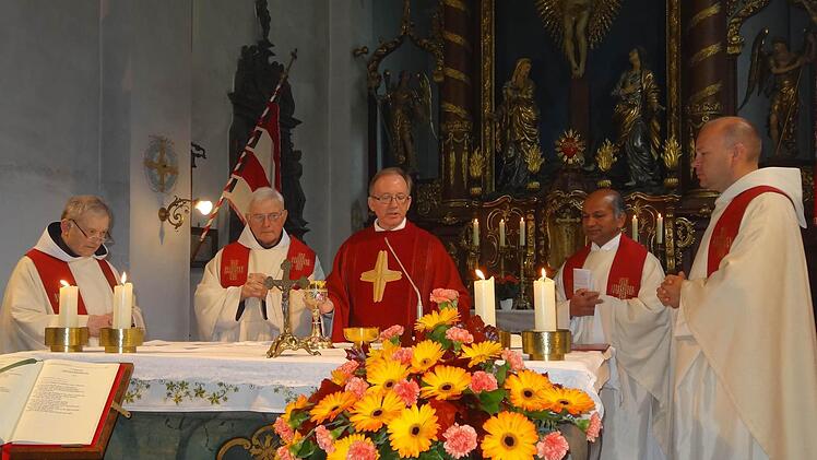 Das Fest der Kreuzerhöhung wurde in der Klosterkirche am Kreuzberg mit dem neuen Generalvikar der Diözese Würzburg, Thomas Keßler gefeiert. (von links): Pater Gero Kotschy, Pater Eberhard Sievers, Generalvikar Thomas Keßler, Kaplan Tomy aus Nesselbach und Pater Stanislaus Wentowski. Foto: Marion Eckert