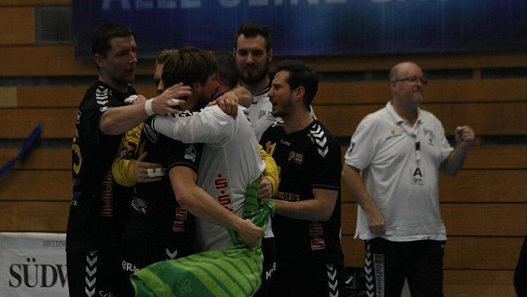 Rießengroß war die Erleichterung nach der Schlusssirene in Neuhausen. Die Spieler des HSC Coburg feierten dank einer Leistungssteigerung nach der Pause einen 25:21-Auswärtssieg beim Tabellenletzten der 2. Liga. Die Mannschaft um "Matchwinner" Jan Kulhanek - hier umarmt von Spielmacher Till Riehn - erwartet am Mittwochabend Erstliga-Absteiger GWD Minden in der HUK-Arena; rechts der neue Co-Trainer Martin Röhrig. - Den Spielbericht von der Partie gegen den TV Neuhausen/Erms lesen Sie heute auf ...