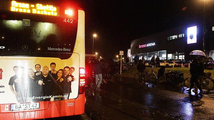 Viele Zuschauer nutzten die Shuttle-Busse der Stadtwerke. Foto: sportpress