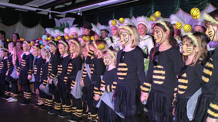 Bienchen und Gardemädchen erhielten viel Applaus. Foto: Carmen Schwind