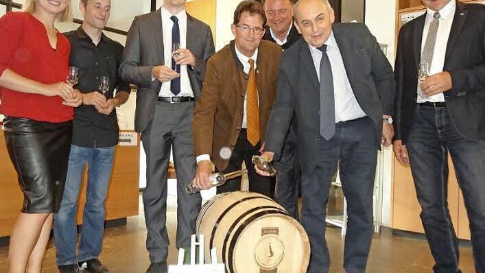 Die letzten Tropen des Zwetschgen-Edelbrand wurden von den stellvertretenden Landräten Peter Suckfüll und Alfred Schrenk in das Fass gefüllt. Das Bild zeigt von links: Franziska Bischof, Andreas Lutz, Mathias Gerstner, Peter Suckfüll, Matthias Pfaff, Alfred Schrenk und Hubert Fröhlich.  Foto: Marion Eckert