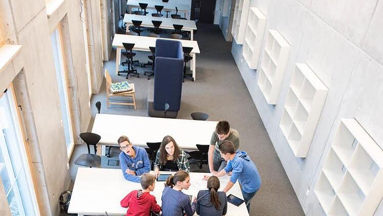 Bald soll es WLAN nicht mehr nur im Lehrerzimmer und im Sekretariat, sondern auch im Klassenzimmer geben. Drahtlose Endgeräte wie Tablets und Smartphones könnten dann verstärkt in den Unterricht eingebunden werden. Das Internet als "Recherchewerkzeug" für die Schüler. Foto: dpa