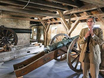 Klaus Weschenfelder, Direktor der Kunstsammlungen, neben einer der Kanonen auf der gedeckten Batterie. Fotos: Barbara Herbst