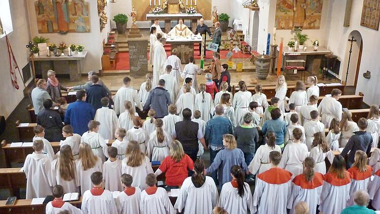 Beim Gottesdienst "vernetzten" sich die Ministranten und Kirchenbesucher.  Foto: Hans Franz