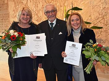 Regierungspräsident  Paul Beinhofer überreichte Schulamtsdirektorin Claudia Schmidt (rechts) und Schulrätin Susanne Vodde die Ernennungsurkunden.Ulrike Langer