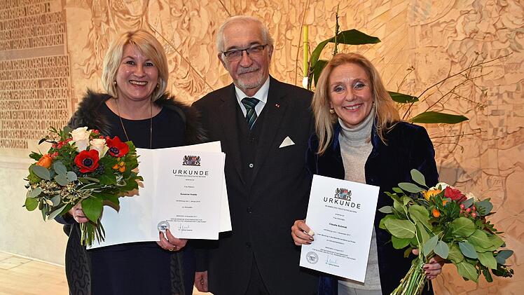 Regierungspräsident  Paul Beinhofer überreichte Schulamtsdirektorin Claudia Schmidt (rechts) und Schulrätin Susanne Vodde die Ernennungsurkunden.Ulrike Langer