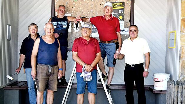 Der Rentnertruppe legte Hand an, B&uuml;rgermeister H&uuml;mmer (rechts) dankte. Foto: Dieter Radziej