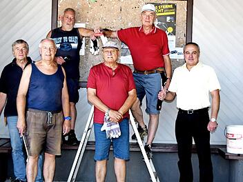 Der Rentnertruppe legte Hand an, Bürgermeister Hümmer (rechts) dankte. Foto: Dieter Radziej