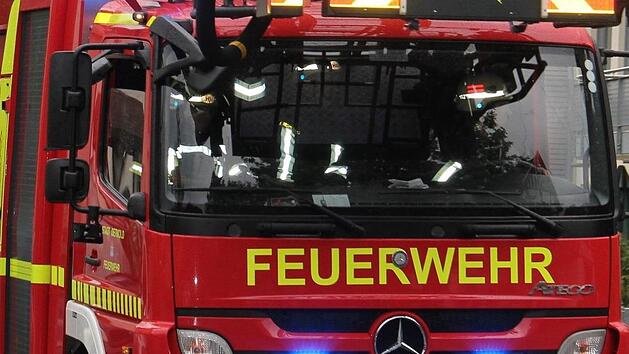 In Nürnberg hat sich ein 36-jähriger Mann Einsatzkräften in den Weg gestellt und einen Feuerwehrmann attackiert. Symbolfoto: ASSY/pixabay.com