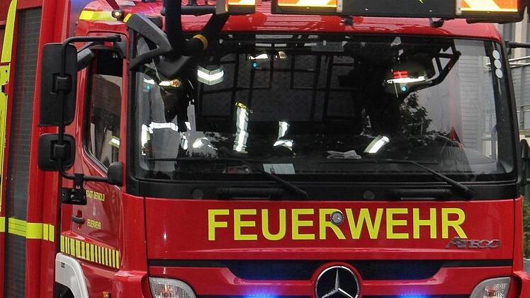 In Nürnberg hat sich ein 36-jähriger Mann Einsatzkräften in den Weg gestellt und einen Feuerwehrmann attackiert. Symbolfoto: ASSY/pixabay.com