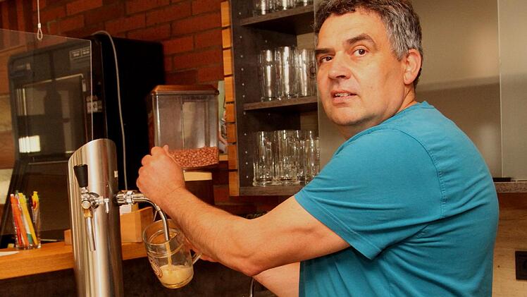 Groß war die Freude, als Werner Scharpf in seinem Familienbetrieb und seiner Gaststätte wieder das erste Bier für seine Kunden zapfen durfte. Günther Geiling