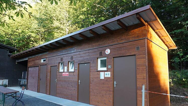 Eine neue Toilettenanlage mit Nebenräumen wurde am Rothsee errichtet.  Die Kosten teilten sich der Landkreis Rhön-Grabfeld, die Stadt  Bischofsheim und der Angelsportverein Bischofsheim. Foto: Marion Eckert